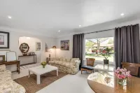 Charming 3-bedroom with 2 full baths cottage in Southfield for Soul Searching Hotels in Southfield