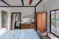 Verandah-style Living Overlooking Coral Bay