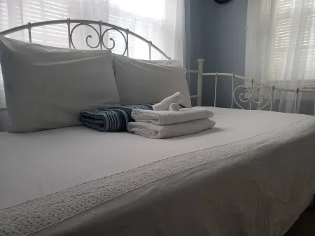 The Flat at Philmont Avenue APT at Eden Park Inn Отели рядом с достопримечательностью «lululemon»