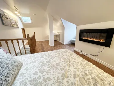 3 Bedrooms Cottage W LAKE VIEWS, beside waterfront trail and steps from beach Fountain of Youth Salon and Spa 주변 호텔