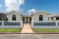 Bring the whole family to this great house with lots of room for fun.  호텔