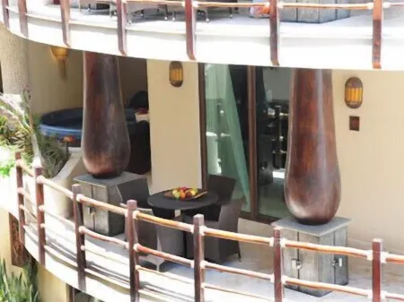 Oceanfront condo on the beach w/ hot tub! Minutes walk to restaurants and bars!