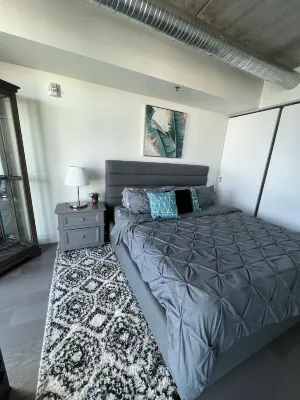 2 bed downtown sleeps 5 across jets arena king bed