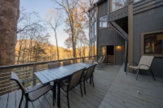 Lakeside, cozy cabin with game room. Recently renovated and pet-friendly!