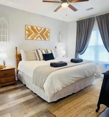 Clean & Spacious 2nd Floor Condo! Close to wedding venues, restaurants and more!
