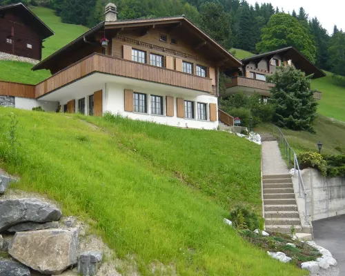 Renovated, quiet 3-room apartment with wonderful views of the mountains