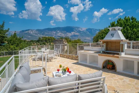 Luxury Villa with private pool in tranquil setting