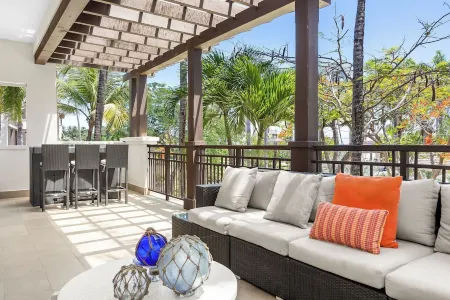 Renovated 2-bedroom condo with WiFi, AC inside Bahía Beach Resort