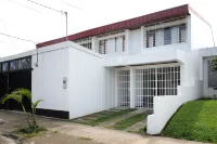 Luxury Cozy house w private heated pool, A/C, 5 min from downtown San Jose, CR Hotels in 