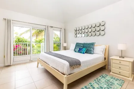 Villa April, Family-Sized Condo-5 minutes from the beautiful beach! Отели в г. The Bight Settlement