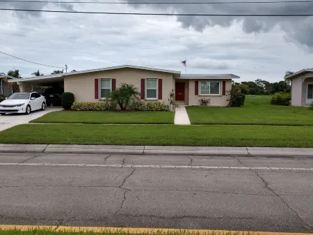 Your Home Away From Home / Dog Friendly Отели рядом с достопримечательностью «Порт-Сент-Люси Ботаникал Гарденс»