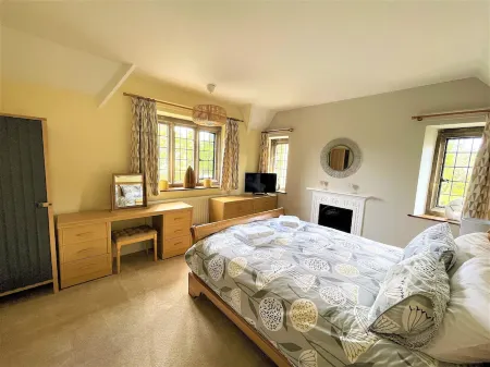 Fairlie Cottage Overlooks the River in Bourton-on-the-Water parking for 3 cars.