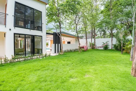 Villa Guacamaya Roja - Luxury 4 Bed & Pool in Playa Grande, Walk to Beach & Surf