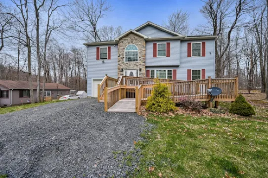 Captivating And Roomy Newly Renovated Family Home Hotels in Coolbaugh Township