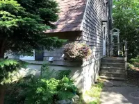 Sunny and Spacious A-Frame nestled in the fir trees.  Mountain views! Hotels in Tremont