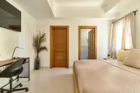 Modern King Size Bed Condo with Pool by Agora Mall Hotels in 