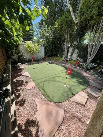 “Fairview Haven,” built in 1937 is a very cozy space. Отели рядом с достопримечательностью «Парк Ротари Понд»