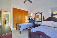 New! Comfy Spacious Villa W/ Pool, Jacuzzi, BBQ Hotels in 
