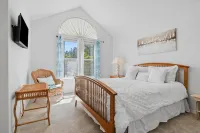 Sleeps 6- 2 bedrooms with private baths, crib, bay access, pool, mins to Beach!