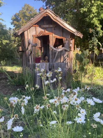 Sportsman's delight located on an urban flower farm complete with chickens! Отели в г. Супериор