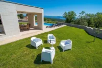 Attractive villa with stunning weiw on sea/pool & landscape -Best offer in July