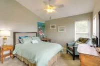 Steps to Beach, Outdoor Perks! Indian Rocks Condo - 駐車場