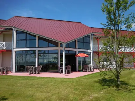 FastHotel Montmarault - Auberge du Grand Champ Отели в г. Над