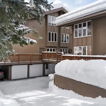 Winterset 8 Pet Friendly 4 Bedroom Townhouse by Redawning