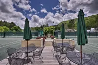 Cozy Retreat w/ Deck & Sapphire Resort Access!