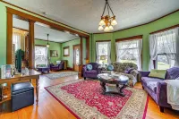 'Chestnut Hill' Vintage Farmhouse w/ Deck & Yard Hotels in Atlantic