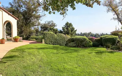 The Patrician Hollywood Universal Hotels near Arlington Garden in Pasadena