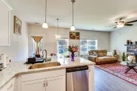 Family Friendly: Modern Townhome in Lula! Hotels in Cornelia