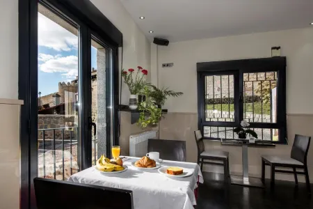 Hotel Puerta de la Santa Отели рядом с достопримечательностью «The Four Posts»