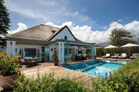 La Fontaine Guest House Hermanus Отели в г. Херманус