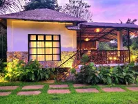 Modern Bahay Kubo near Tagaytay - Casita Anahaw Hotels in Amadeo