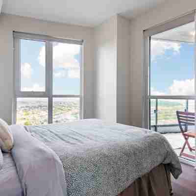 Luxury condo w breathtaking sunset views close to airport & downtown Mississauga Rooms