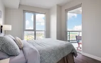 Luxury condo w breathtaking sunset views close to airport & downtown Mississauga