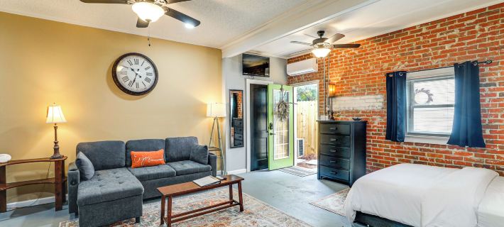 Backyard Oasis w/ Pool: Sunny Sumter Studio! Ξενοδοχεία στην πόλη Sumter County
