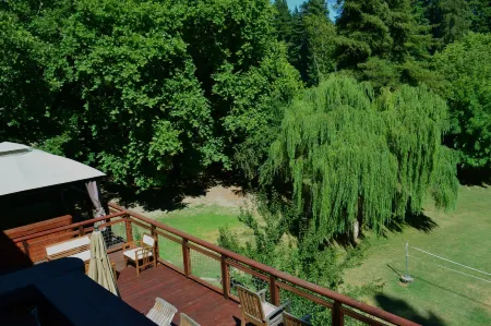 Guerneville Lodge Отели в г. Казадеро