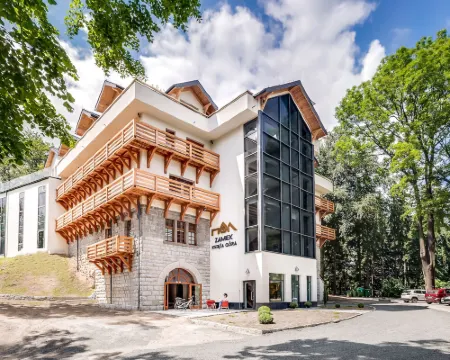 Zamek Księża Góra Hotele w: Karpacz