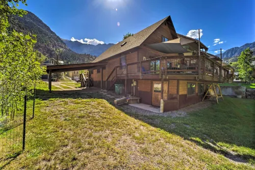 Updated Mtn Home w/ Deck on Uncompahgre River - parking