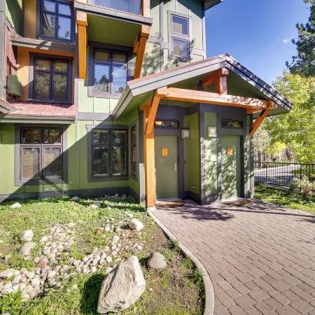 Mammoth Lakes Condo w/ Fireplace: Near Skiing!