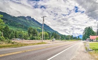 Modern Gold Bar Vacation Rental with Mountain View - Housity