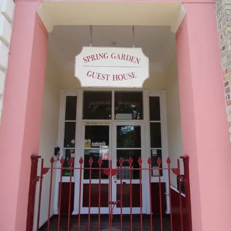 Spring Garden Guest House Отели рядом с достопримечательностью «Пристань для яхт Хаслар»