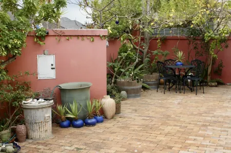 John Bauer Pottery Studio Отели рядом с достопримечательностью «Camelot Spa at The Table Bay»
