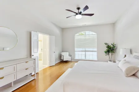 Family Fun Retreat: Pool & Entertainment Haven! 4 Bedroom Home by RedAwning