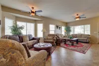 Maricopa Desert Oasis: Fenced Yard w/ Hot Tub Hotel di Maricopa