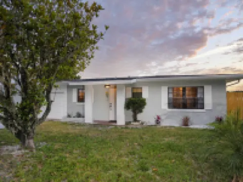 Hook, Line and Leisure Lakefront Gem with Porch! Hoteles en Winter Haven