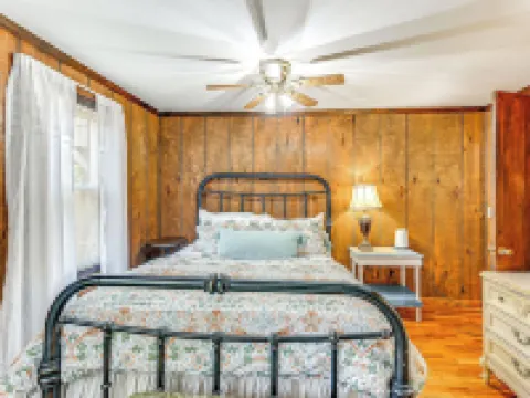 Family Fancy Gap Cottage w/ Deck - Pets Welcome! Hotels in Laurel Fork