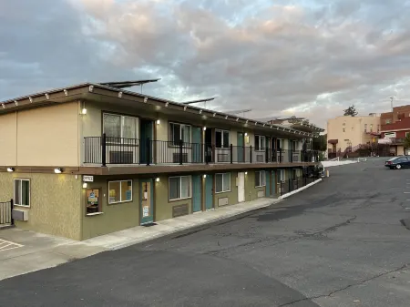 Sierra Inn Отели в г. Маунтин Ранч